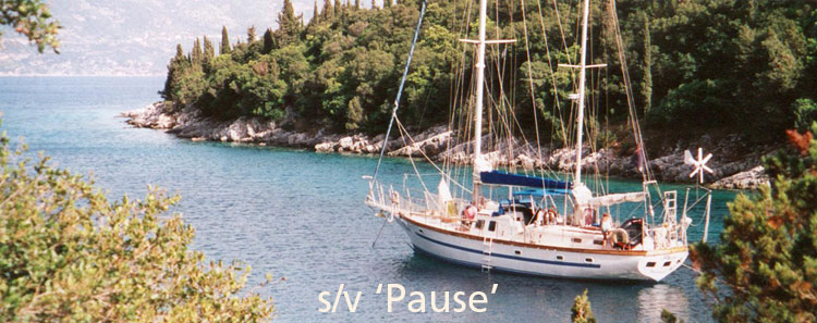 s/v pause anchored in a bay, le yacht pause amarée dans une baie